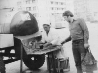 Литва - Клайпеда 1985  Продажа кваса на улице из бочки.