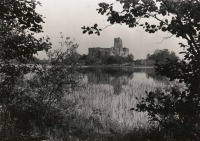 Литва - Руины замка острова, вид с юго-Запада через озеро Galve