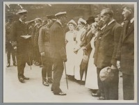 Лондон - Георг V встречается с выжившим экипажем 