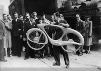 Лондон - Дизайнер Бенджамин Боуден с прототипом велосипеда Spacelander