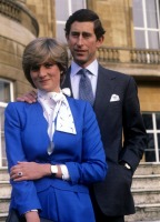 Лондон - Принц Чарльз и Диана Спенсер (будущая принцесса Диана) на фоне Букингемского дврца.