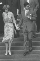 Лондон - Принц Чарльз и Диана Спенсер (будущая принцесса Диана) выходят из собора св. Павла, 27 июля 1981 года.