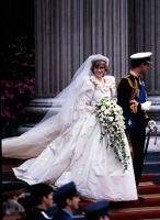 Лондон - Принцесса Диана и принц Чарльз выходят из собора св. Павла. 29 июля 1981 года.