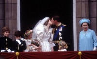 Лондон - Принц Чарльз и принцесса Диана. Поцелуй для публики. 29 июля 1981 года.