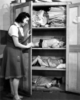 Лондон - Дети укрываются в шкафу во время немецкого авианалета