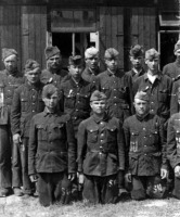 Мюнхен - Советские военнопленные в поношенных германских мундирах и знаком «SU»