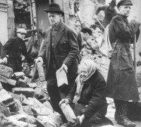 Дрезден - Жители Дрездена на разборе завалов после бомбардировок союзников 13-15 февраля 1945 года.