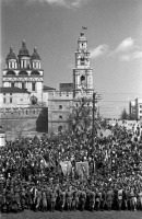 Астрахань - Демонстранты на площади Астрахани во время празднования Дня Победы