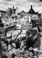 Нюрнберг - Choked with debris, a bombed water intake of the Pegnitz River no longer supplies ar factories in Nuremberg Германия