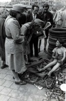 Венгрия - Венгрия, 1948 год - Мальчик, торгующий на рынке собранными железками