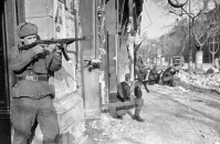 Будапешт - Советские автоматчики ведут бой на одной из улиц Будапешта