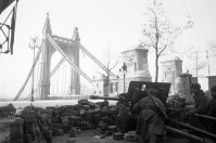 Будапешт - Артиллерийский расчет на боевых позициях у моста через р. Дунай