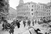 Будапешт - Советские бойцы в одном из освобожденных кварталов г.Будапешта