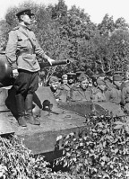Солдаты и офицеры Советской армии - Митинг в одной из частей, укомплектованных танками Т-26, перед началом войны с Японией. Август 1945 года