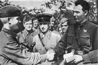 Солдаты и офицеры Советской армии - Бригадный комиссар Брежнев (крайний справа) в 1942 году, вручает партбилет.