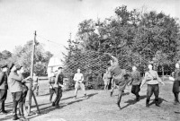 Солдаты и офицеры Советской армии - На волейбольной площадке десятидневного дома отдыха для офицеров