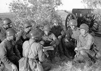 Солдаты и офицеры Советской армии - Артиллеристы в перерыве между боями