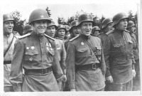 Солдаты и офицеры Советской армии - Советские артиллеристы-гвардейцы в немецких касках