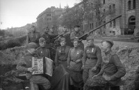 Солдаты и офицеры Советской армии - Отдых советских зенитчиков-гвардейцев во взятом Берлине