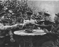 Солдаты и офицеры Советской армии - Советские офицеры, сержанты и старшины пьют пиво в мирные дни, наступившие в Чехословакии