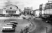 Автобусы - Автобусы ЗИС-8 на площади Свердлова, начало 1930-х годов.