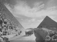 Египет - Британские войска проходят маршем возле Великих пирамид в Египте, 1940