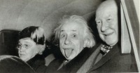  - Вот так выглядит полная версия самой узнаваемой фотографии Альберта Эйнштейна.