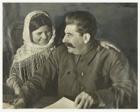 Ретро знаменитости - Фото «И.В. Сталин подписывает фотографию Мамлакат Наханговой».