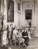 Ретро знаменитости - Король Георг VI и королева Елизавета с дочерьми, принцессами Елизаветой и Маргарет. 1943.