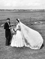 Ретро знаменитости - Джон Фицджеральд Кеннеди и Жаклин Кеннеди в день свадьбы 12 сентября 1953 года.