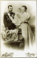 Ретро знаменитости - Император Николай II и императрица Александра Фёдоровна с дочерью Ольгой. 1895.