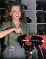 Ретро знаменитости - Работница фабрики Van Nuys CA Норма Джин Бейкер, которая вскоре станет известна как Мерилин Монро