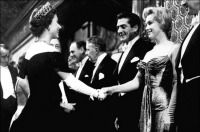 Ретро знаменитости - Мэрилин Монро встречает королеву Елизавету II, 1956.