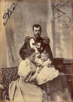 Ретро знаменитости - Император Николай II и императрица Александра Фёдоровна с дочерью Великой княжной Ольгой Николаевной.1896 год.