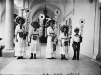 Ретро знаменитости - Дети Николая II собирают пожертвования в пользу благотворительного общества по борьбе с чахоткой в день «Белого цветка» 20 апреля 1912