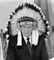 Ретро знаменитости - Председатель Совета Министров СССР А. Н. Косыгин на встрече с индейцами, 1971 год, Эдмонтон