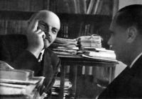 Ретро знаменитости - Владимир Ленин в своем кабинете в Кремле беседует с английским писателем Гербертом Уэллсом.