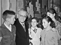 Ретро знаменитости - Поэт Самуил Яковлевич Маршак с московскими школьниками. 3 ноября 1962 года
