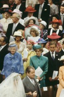 Ретро знаменитости - Камилла Паркер-Боулз (обведена в круг) среди гостей на церемонии венчания принца Чарльза и Дианы Спенсер в соборе св. Павла в Лондоне, 29 июля 1981 года.