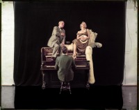 Ретро знаменитости - Мэрилин Монро и Морис Шевалье позируют на пианино