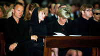 Ретро знаменитости - Стинг, Труди Стайлер, принцесса Диана и Элтон Джон в Миланском кафедральном соборе 22 июля 1997 года