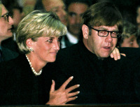 Ретро знаменитости - Принцесса Диана и Элтон Джон в Миланском кафедральном соборе на похоронах Джанни Версаче 22 июля 1997 года