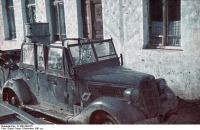 Страны - бывшие республики СССР - Пронзенное партизанской пулей окно автомобиля.