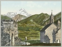 Грузия - Церковь и Дворец князей Казбеги на фоне горы Казбек