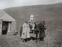 Киргизия - Алайские киргизы. Курманжан Датка с внуком, 1906