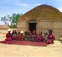 Туркменистан - Байрам-Али. Текинец с семьёй у юрты, 1911