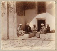 Узбекистан - Самарканд. Студенты во дворе медресе Шир-Дор, 1911