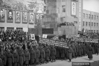 Ташкент - Демонстрация  в годовщину Октябрьской революции в Ташкенте во время Великой Отечественной войны.