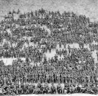 Каир - Австралийские солдаты в Египте на фоне пирамиды