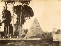 Рим - Пирамида Гая Цестия. Италия , Лацио , Провинция Рим , Рим